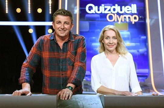 Team „Bergdoktor“ gegen den Olymp: Natalie O’Hara und Hans Sigl zu Gast bei Esther Sedlaczek | „Quizduell-Olymp“ am Freitag, 16. Dezember, 18:50 Uhr im Ersten