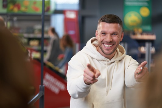 Lukas Podolski wird Förderpenny-Botschafter: Beginn der Votingphase am 15. August / Fußball-Idol bis 2025 authentisches Gesicht des Kinder- und Jugendförderungsprojektes