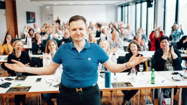Patrick Khatrao von der Golden Voice Academy: Hörbuchsprecher werden als Quereinsteiger – so baut sich jeder von zu Hause aus ein erfolgreiches Business auf