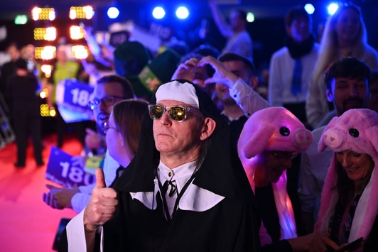 180! Wird Calli Calmund am Sonntag Darts-Weltmeister? Oder doch Luke Humphries? Wessen Pfeile treffen am 4. Januar live auf ProSieben?