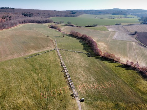 Nicht im Wald! Waldschützer formen gigantisches Windrad / Hessens größtes Windindustriegebiet soll im 1000-jährigen Reinhardswald errichtet werden