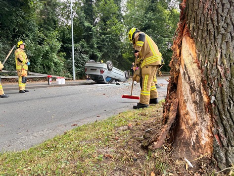 FW-OLL: PKW prallt gegen Baum und überschlägt sich