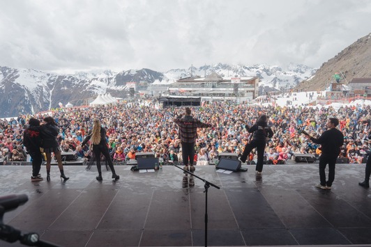 Zwischen Wetterkapriolen und Schlagergefühlen hoch über den Silvretta Alps: Ben Zucker lässt die Idalp beben