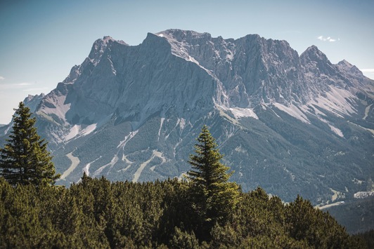 Alps Future Award erstmals beim AlpenKlimaGipfel: Lebensraum Tirol Gruppe und AlpNet prämieren zukunftsweisende Projekte