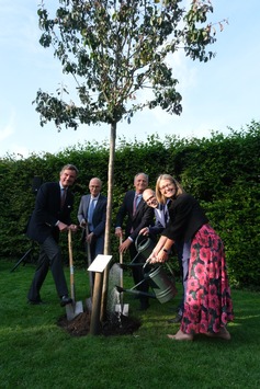 The Queen´s Green Canopy: Ein Zierapfelbaum an der Alster zu Ehren der Queen