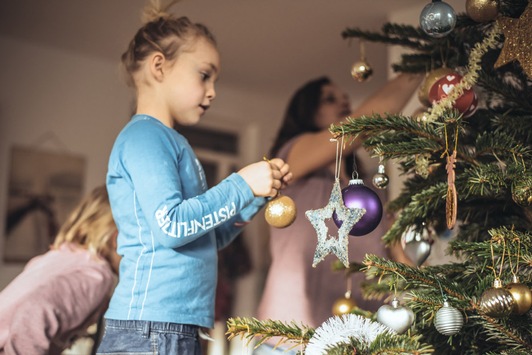 Ratgeber der SOS-Kinderdörfer: Wie Sie zu Weihnachten Gemeinsamkeit schaffen / Tipps für ein friedvolles Fest