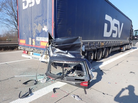 POL-DEL: Autobahnpolizei Ahlhorn: Tödlicher Verkehrsunfall auf A1 zwischen AS Groß Ippener und AD Stuhr +++ Mercedes prallt auf Sattelzug