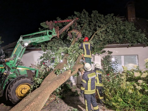 FFW Schiffdorf: Baum stürzt auf Haus - keine Person verletzt