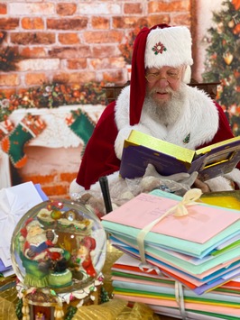 Weihnachtszauber startet in der Hansestadt Uelzen: Der Weihnachtsmann zieht in ein Ladengeschäft