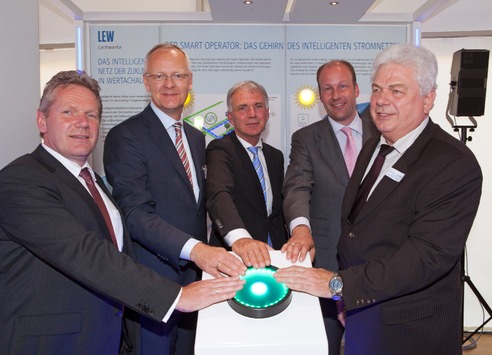 Lechwerke (LEW) nehmen erstmals Smart-Operator-Steuerung in Betrieb / LEW und RWE installieren in 110 Haushalten in der Stadt Schwabmünchen intelligente Stromzähler und Haushaltsgeräte