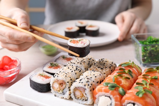 Jung, gesund, global: Sushi-Trend belebt Fischkonsum
