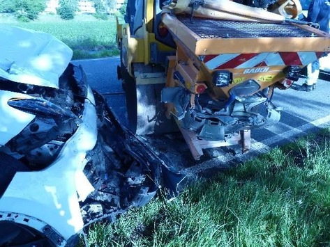 POL-CUX: PKW Fahrer fährt auf Landstraße auf Arbeitsmaschine auf - zwei Personen leicht verletzt - hoher Sachschaden (Foto im Anhang)