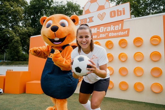 OBI hoch zwei: Fußball-Nationalspielerin Lena Oberdorf wird OBI Markenbotschafterin