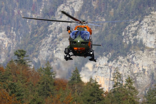 Technischer Defekt: Bundeswehr und Bergwacht retten 14 Personen aus Seilbahn-Kabine der WTD 52