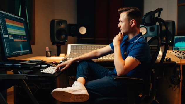 Der Hörbuchmarkt boomt: Patrick Khatrao von der Golden Voice Academy verrät, wie du mit Stimme, System und KI in die Audioindustrie startest