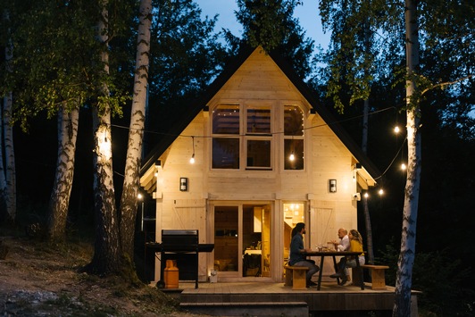 Von ausgestopften Tieren bis hin zu Spiegeln an der Decke: Das sind die größten Fettnäpfchen bei der Einrichtung von Ferienunterkünften