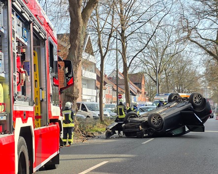 FW Celle: Verkehrsunfall - Pkw auf Dach