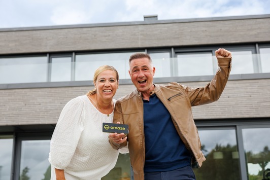 Lehrer gewinnt 2.5 Mio. Euro Luxusvilla von Omaze während er mit seiner Familie im Urlaub ist