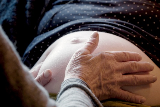 Sie begleiten Schwangerschaft und Geburt: 3sat zeigt einen Dokumentarfilm über Hebammen