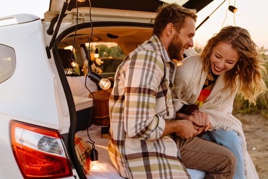 Romantik auf vier Rädern / Männer fahren beim Date lieber selbst - Frauen lassen sich chauffieren