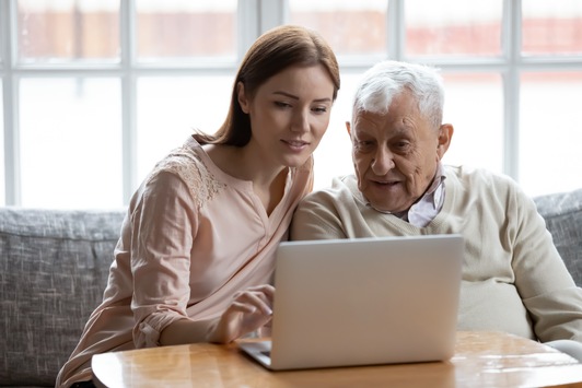 Zum Internationalen Tag der älteren Menschen: Senioren müssen im Internet aufholen / Schon heute lehren viele engagierte Menschen der älteren Generation den Umgang mit Technik, doch es reicht nicht aus
