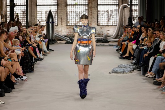 Wenn Kult auf Couture trifft: Capri-Sun setzt modisches Statement auf der Berlin Fashion Week