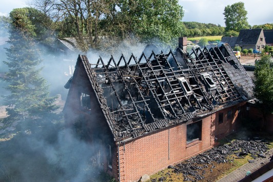 FW-RD: Feuer zerstört Wohnhaus in Nortorf – rund 100 Einsatzkräfte im Einsatz