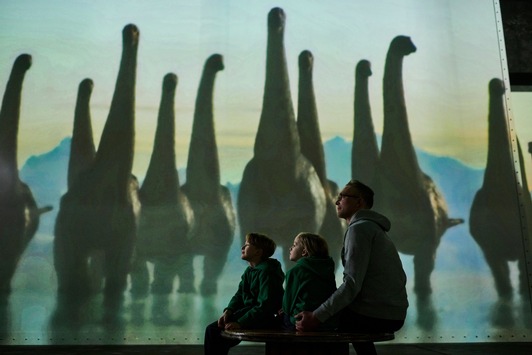 Giganten der Urzeit hautnah erleben – neues Highlight bei Phoenix des Lumières