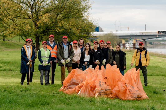Clean-up Day des BAUHAUS Service Center Deutschland / 50 fleißige Helfer befreien die Grünflächen entlang des Neckars von 200 kg Abfall