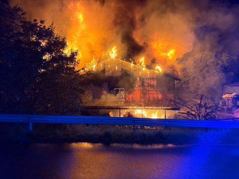 FW-SE: Großbrand auf landwirtschaftlichem Gehöft in Henstedt-Ulzburg. Vier Personen leicht verletzt