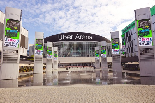 Hauchnah an deinem Star: Rügenwalder Mühle macht die Berliner Uber Arena zum ultimativen Fanposter