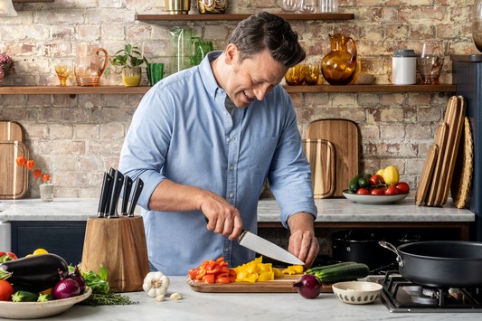 Die neuen Jamie Oliver Messer von Tefal machen alltägliches Schneiden und Zerkleinern  zu einem besonderen Erlebnis