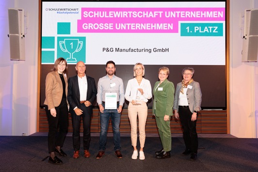 Staatssekretär Michael Kellner verleiht den SCHULEWIRTSCHAFT-Preis 2023 an das Braun-Werk Walldürn