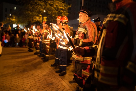 FW Norderstedt: Großer Laternenumzug in Norderstedt/Harksheide