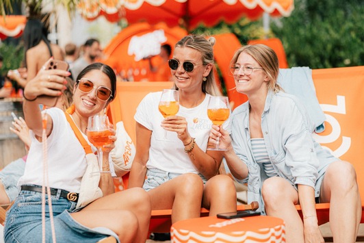 Die APEROL SUNday VIBES 2026: Deutschlandweite Eventreihe bringt Aperitivo-Feeling und Live-Musik in deutsche Städte