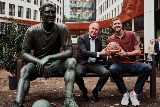 ING Deutschland und Dirk Nowitzki feiern 20-jährige Partnerschaft / 50.000 Euro Spende für die Dirk Nowitzki-Stiftung / Dirk Nowitzki-Statue vor Frankfurter ING-Hauptsitz enthüllt