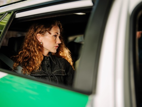 Wenn die Angst mitfährt - neue Studie zeigt, wie Sicherheitsbedenken das nächtliche Leben von Frauen prägt