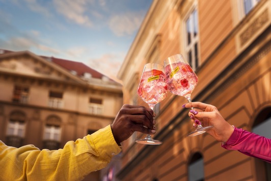 C'est la vie, Wild Berry - Schweppes feiert das Lebensgefühl des Signature Drinks
