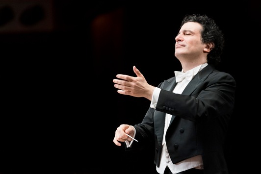 Alain Altinoglu dirigiert Managerinnen und Manager