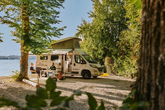 Urlaub mit dem Reisemobil: Wildcampen ist häufig verboten / ADAC Tipps für sicheres und richtiges Campen / Besondere Regeln für das Parken von Reisemobilen