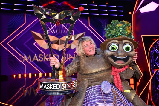Rätsel gelöst! Mirja Boes gewinnt als Floh vor 3,59 Millionen Zuschauer:innen die Jubiläumsstaffel von „The Masked Singer“