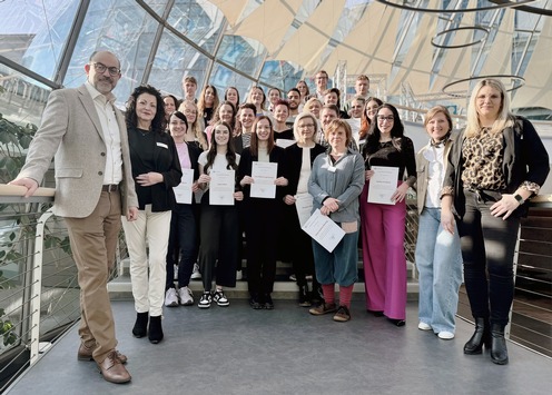 Stroke Nurses für höchste Versorgungsqualität / Qualifizierungslehrgang am RHÖN-KLINIKUM Campus Bad Neustadt erfolgreich beendet