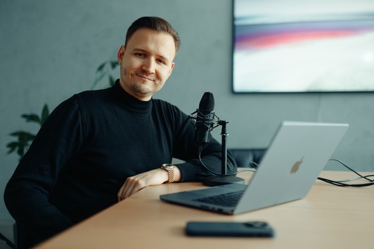 Mit der eigenen Stimme zur finanziellen Freiheit: Wie die Ausbildung mit Patrick Khatrao und der Golden Voice Academy abläuft