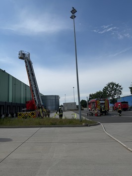 FW-ROW: Feuer auf dem Dach einer Logistikhalle