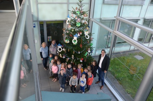 POL-SU: Kita-Kinder schmücken Weihnachtsbaum der Polizei in Siegburg