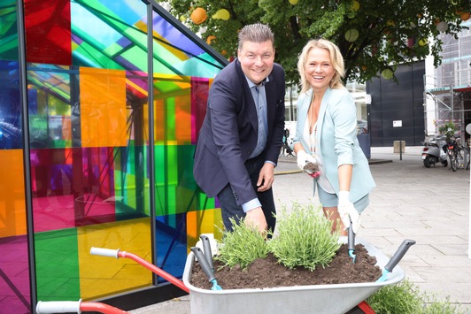 Nova Meierhenrich eröffnet Hamburgs Sommergärten / Begrünte Hamburger Innenstadt lädt bis 29.8. zum Relaxen, Shoppen und Entdecken ein / Pflanzen, Blumen und Lampions verwandeln die City in bunte Oasen