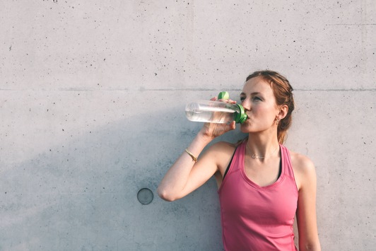 Isotonische Getränke – besser selber machen / Nach schweißtreibendem Sport können Iso-Drinks sinnvoll sein, doch enthalten sie häufig viel Zucker
