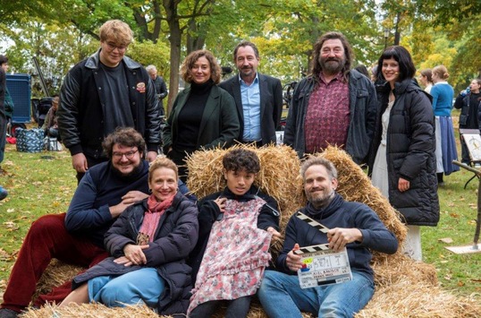 Drehschluss für die Serie „Nackt über Berlin“ von Axel Ranisch / Tragikomische Coming-of-age-Serie mit Lorenzo Germeno, Anh Khoa Tran und Thorsten Merten