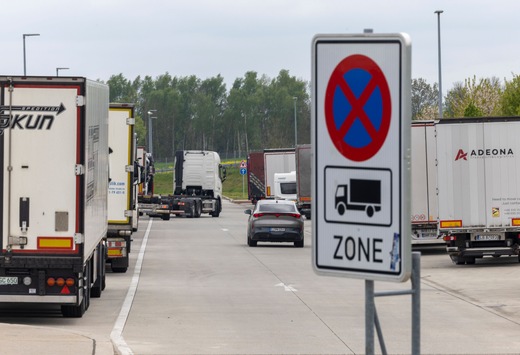 Falsch abgestellte Lkw an Autobahnen immer noch an der Tagesordnung / Zweite Untersuchung des ADAC zeigt kaum Verbesserungen / An jeder zweiten Rastanlage werden Lastwagen riskant abgestellt