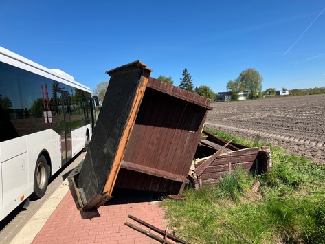 POL-STD: Unbekannte sägen Bushaltestellenhäuschen in Sauensiek um - Polizei sucht Zeugen